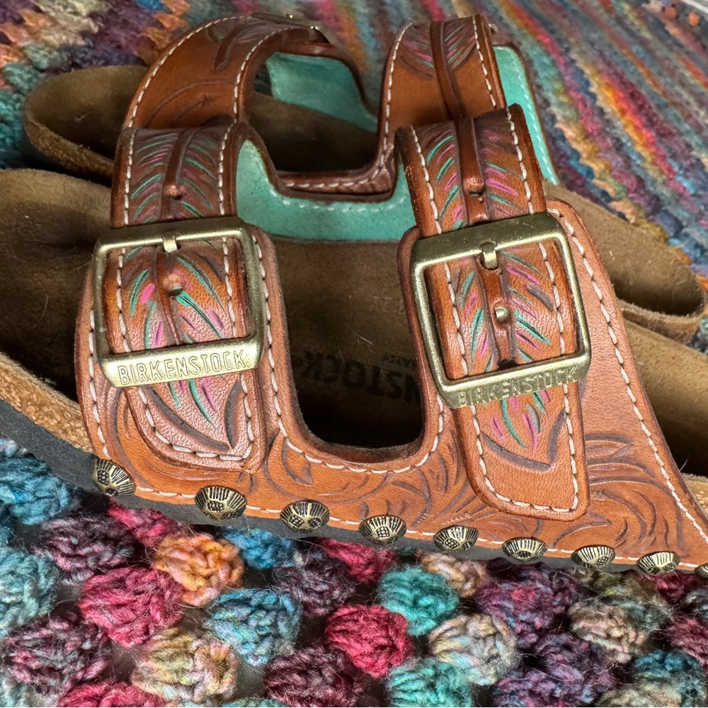 Birkenstock Hand tooled Tan Leather w/feather design - Picture 2 of 4
